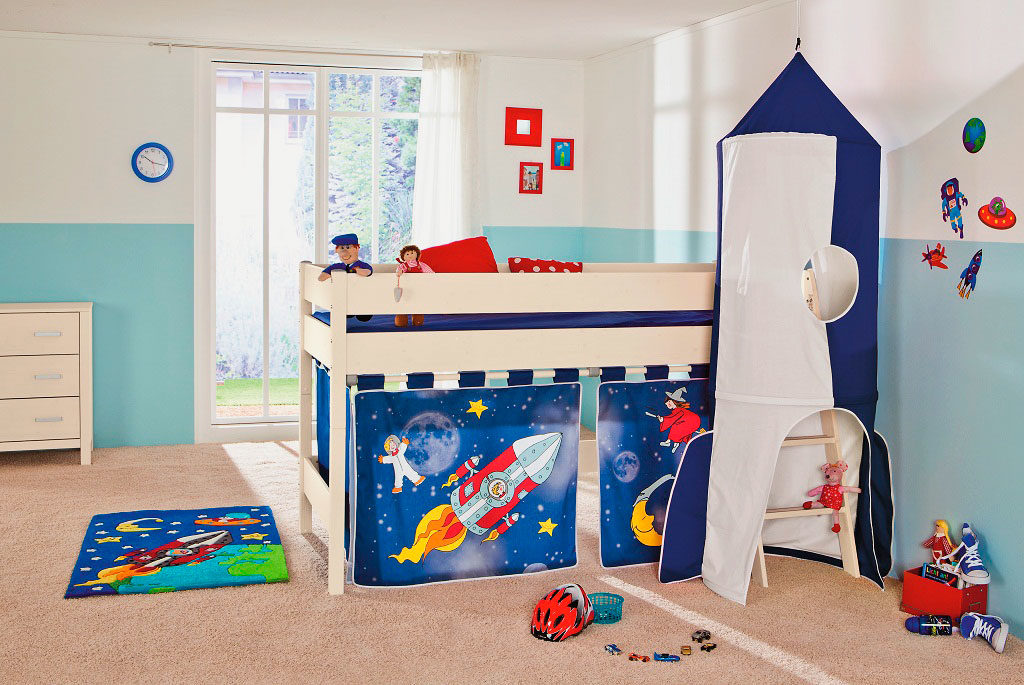 Bēniņu gulta zēniem, kas stilizēta kā kosmosa raķete ar spēles laukumu zemāk