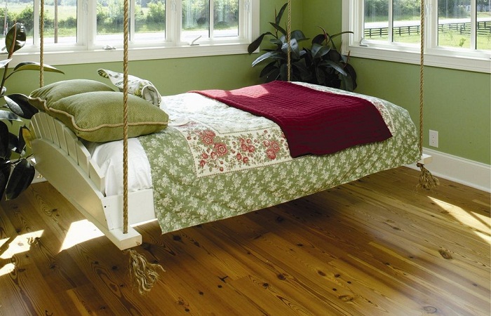 Franču stila gulta zem griestiem