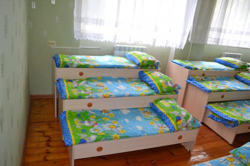 Gultas un bērnu gultiņas bērnudārzam