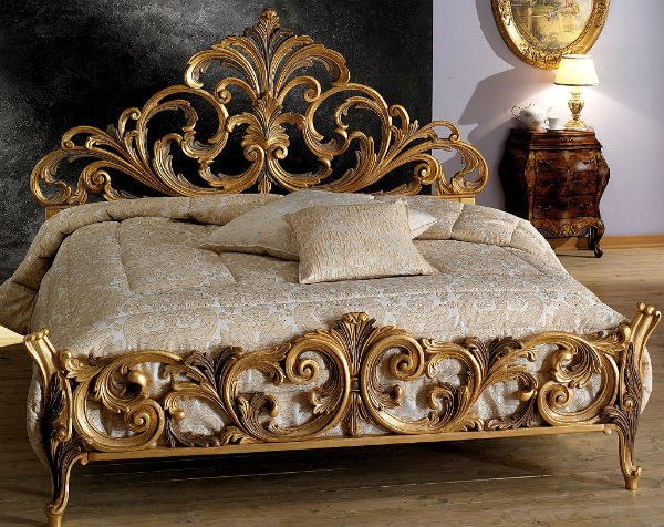 Zelta krāsas gultas