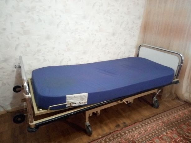 Mēbeles slimnīcas guļošā pacienta palātā