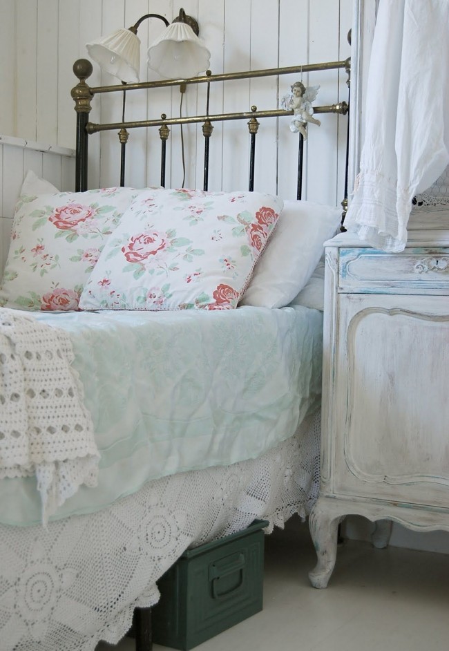 Metāla vienvietīga gulta labi izskatīsies Provansas stila interjerā