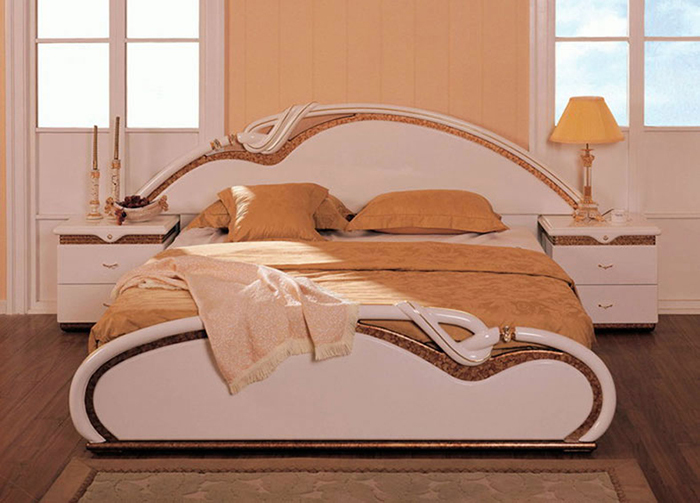 Lieliska klasiskās un modernās gultas dizaina kombinācija