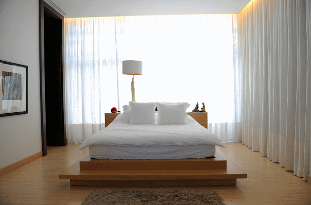 Platformas gultas modernā guļamistabā