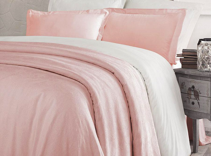 Rozā nokrāsas uz gultas