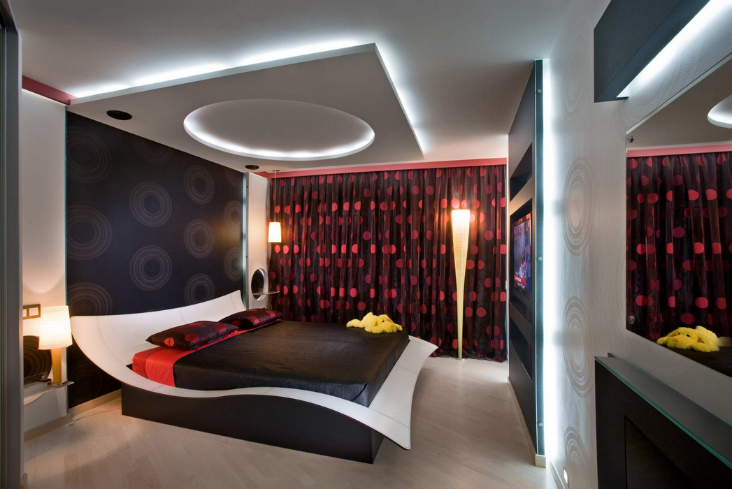 Guļamistaba ar dizaineru gultu un daudzlīmeņu griestiem
