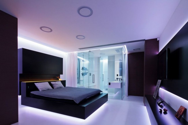 Augsto tehnoloģiju guļamistaba ar neparastu gultu
