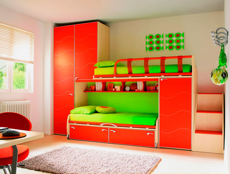 Gaiša divstāvu gulta bērniem ar skapjiem istabas interjerā