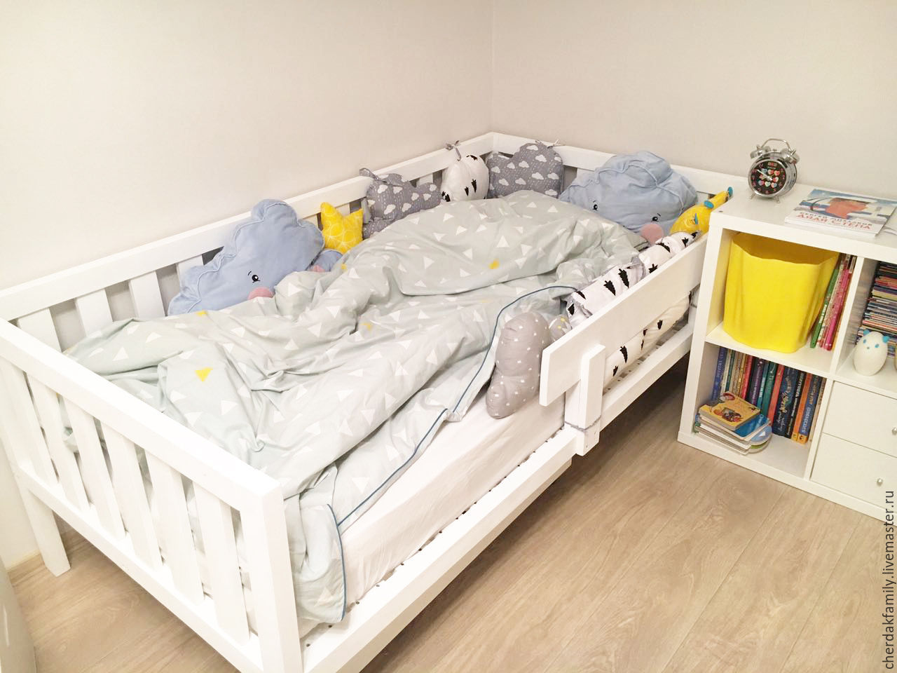 Bērnu mīkstā gulta baltā krāsā