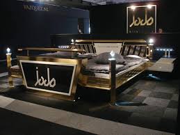 Neparasts mēbeļu dizains Tērauda stila zelta gulta