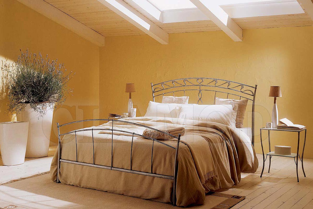 Metāla divvietīga itāļu gulta Provansas stilā