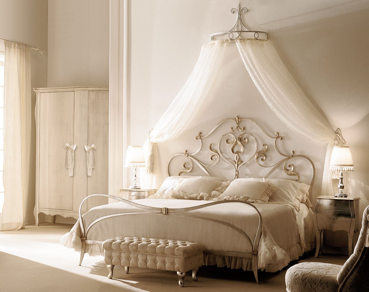 Šiks baldahīna gulta romantiskā stilā