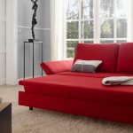 Sarkana dīvāna gulta
