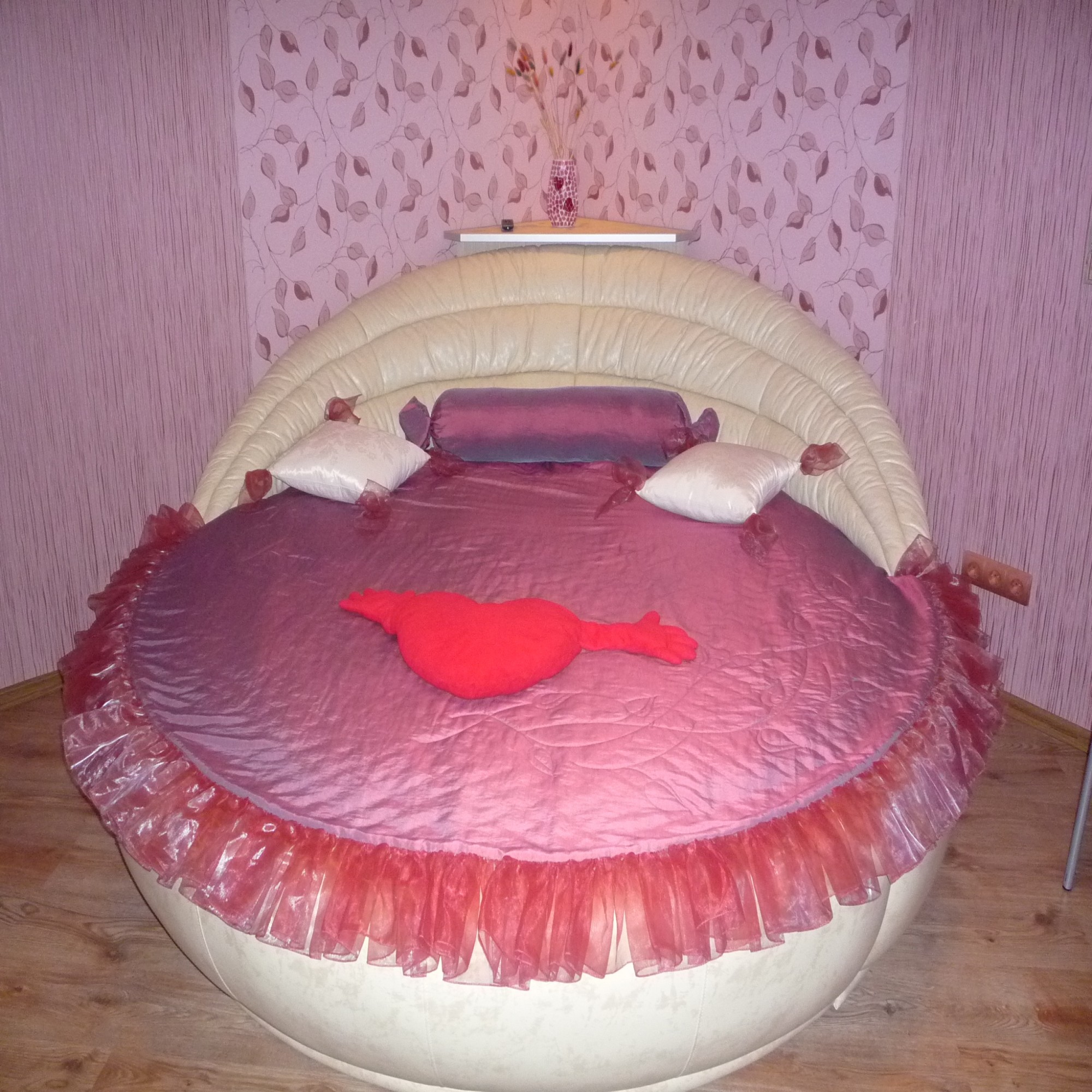 Apaļa gulta ar ādas apdari