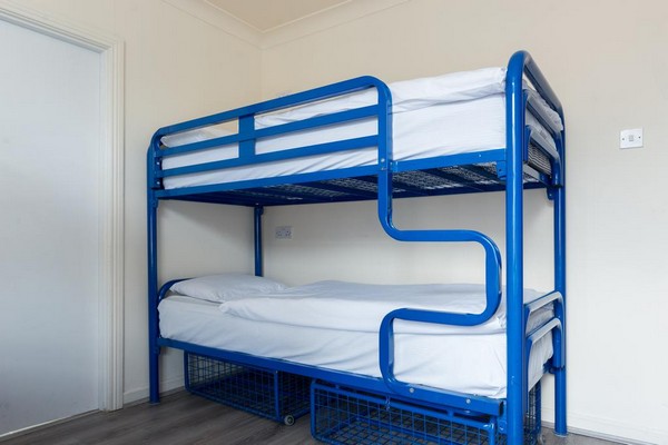 Zila metāla divstāvu gulta