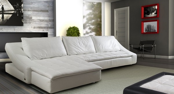 Balts moderns dīvāns