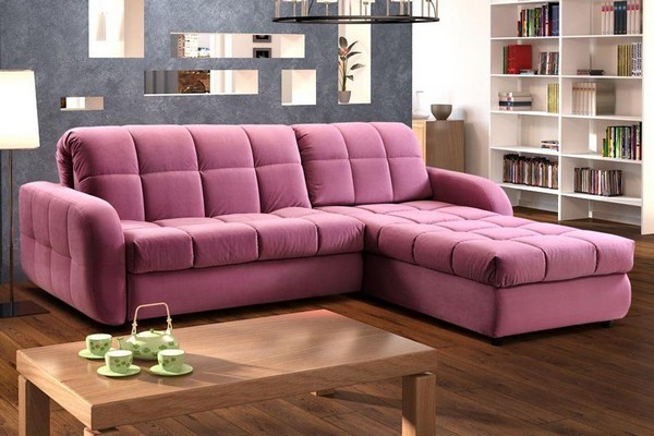 Mīksts rozā dīvāns