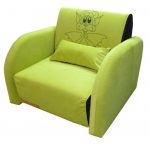 Zaļa krēsla gulta bērnam