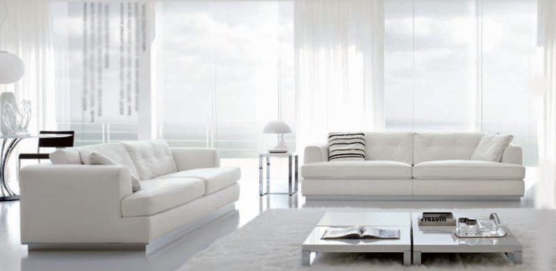 Balts dīvāns interjerā