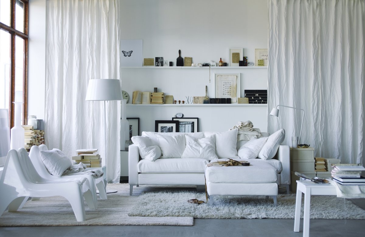 Balts skandināvu stila dīvāns