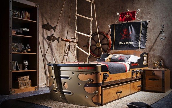 Melna pirātu gulta ar ieročiem
