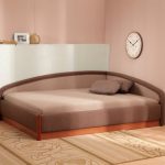 Kāda ir atšķirība starp ottomanu un gultu