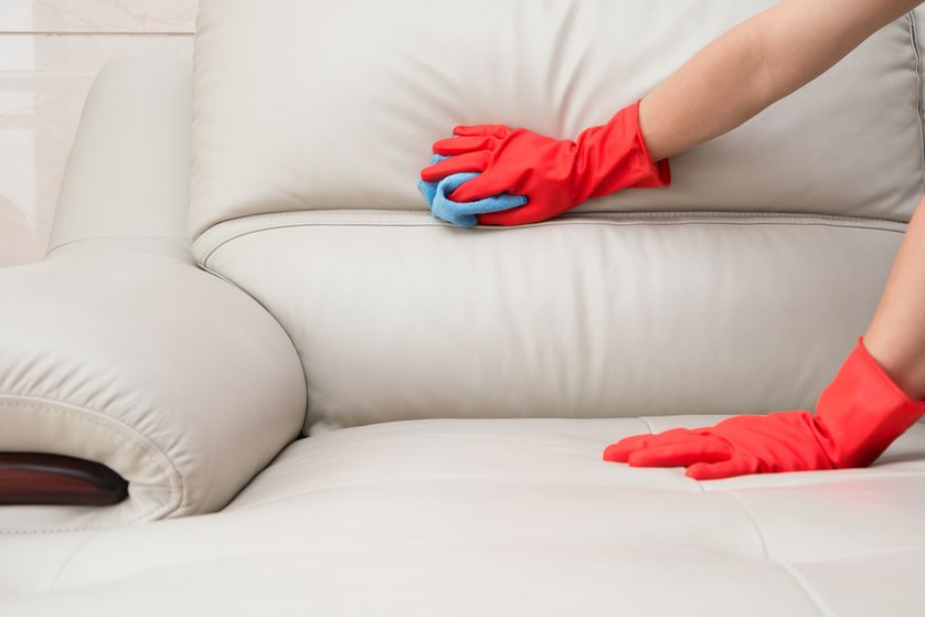 Kā mazgāt asinis no ādas dīvāna
