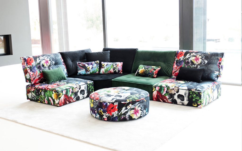 Skaists daudzkrāsains dīvāns