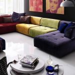 Daudzkrāsains viesistabas dīvāns