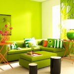 Gaiši zaļš dīvāns un gaiši zaļas sienas