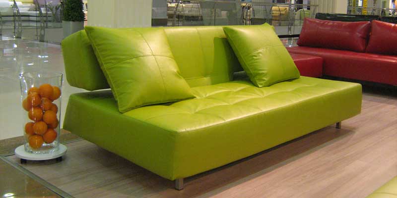 Zaļš dīvāns ar ādas apdari