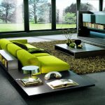 Gaiši zaļš dīvāns augsto tehnoloģiju interjerā