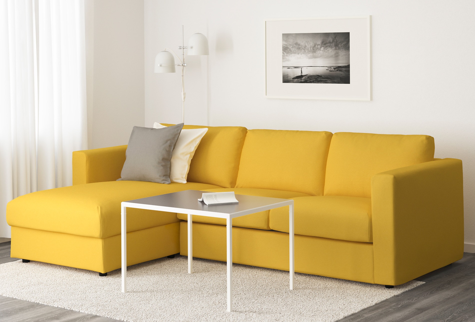 Trīsvietīgs dzeltens dīvāns