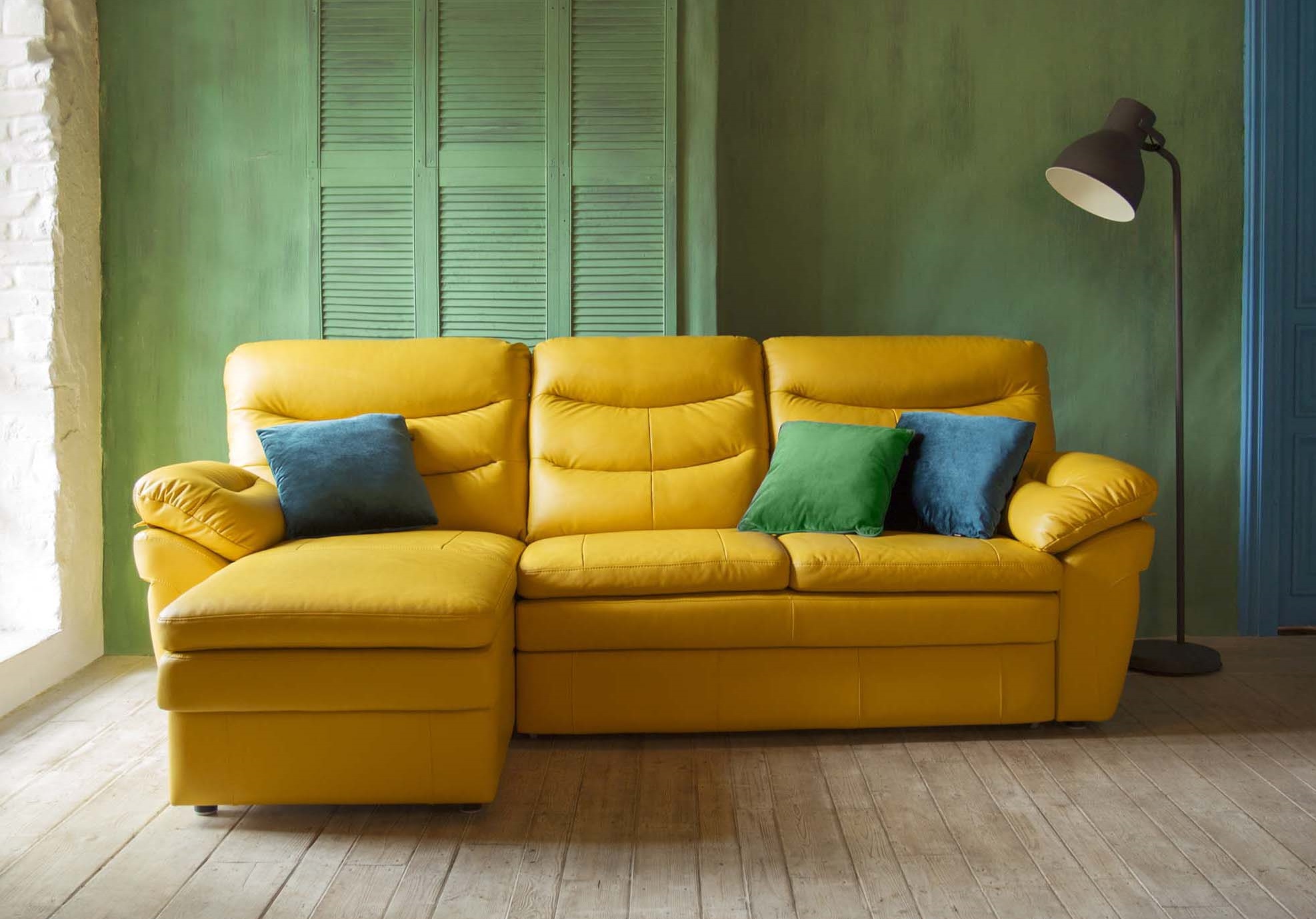 Dzeltens ādas dīvāns
