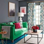 Zaļš dīvāns un krāsaini drukas spilveni