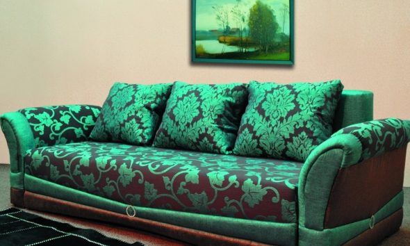 Zaļš dīvāns ar gobelēnu apdari