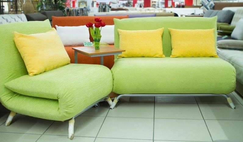 Zaļš dīvāns ar kokvilnas audumu
