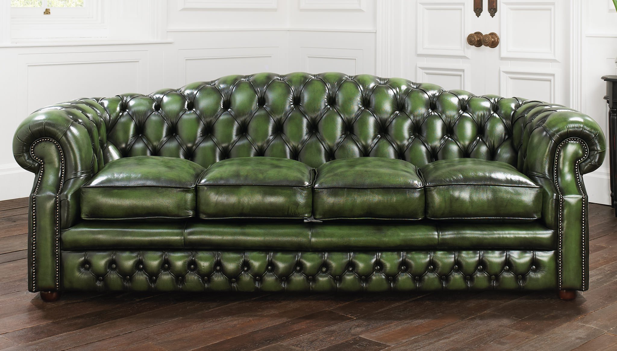 Zaļš dīvāns ar ādas apdari