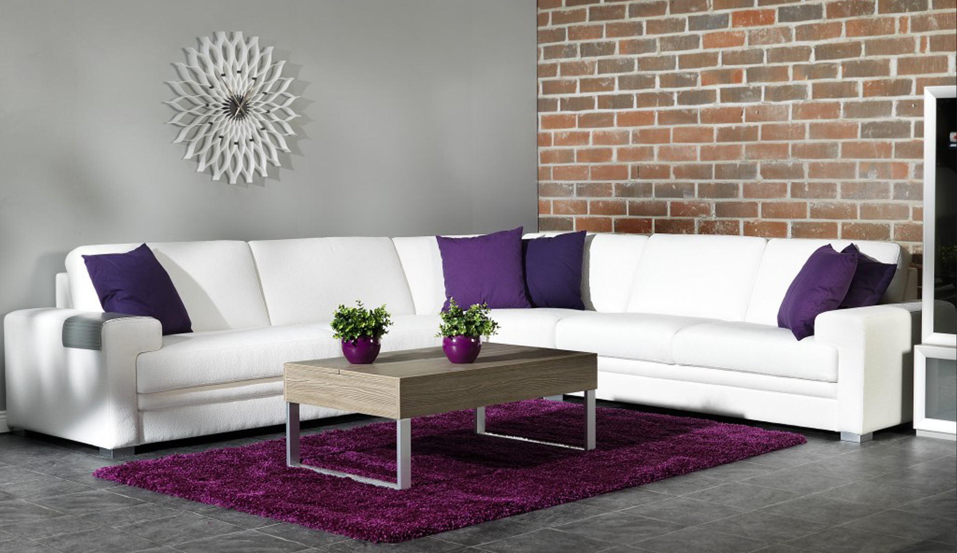 Dīvāns ar kontrastējošas krāsas spilveniem