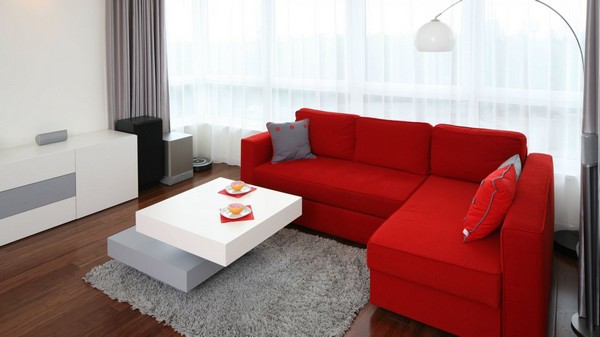Vienkāršs sarkans dīvāns