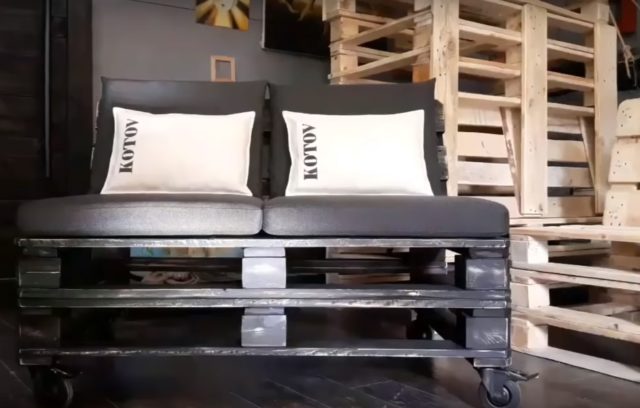 DIY dīvāns izgatavots no paliktņiem