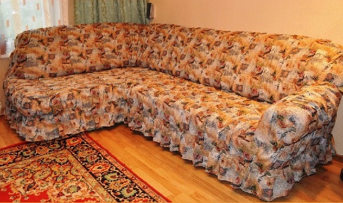 Gobelēna gultas pārklājs uz stūra dīvāna